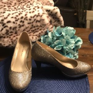 BANDOLINO Gold shimmer 3” heel with .5” platform